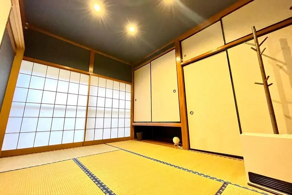 箱根芦ノ湖畔天然温泉にごり湯の隠れ宿「九十九湖畔荘」Hakone Lake Side Villa & Hot Springs 0*, Hakone